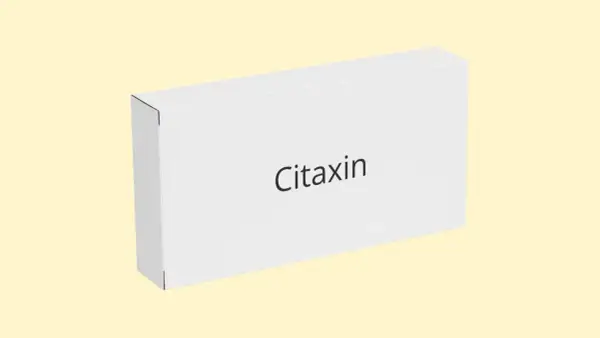 Białe pudełko z napisem "Citaxin" na jasnym, żółtym tle.