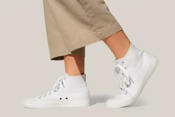 Jak nosić trampki? Odkryj modne stylizacje na każdą okazję!