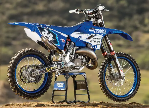 Niebiesko-biały motocykl Yamaha YZ 125 na stojaku. Ile koni ma Yamaha YZ 125? Ten model to potężna maszyna terenowa.