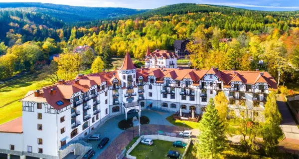 Piękny hotel w górach, otoczony jesiennymi kolorami. Idealne miejsce na wypoczynek, blisko atrakcji Czech.