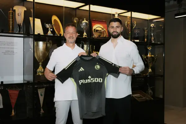 Nowy bramkarz Legii, w otoczeniu trofeów, prezentuje nowy strój.