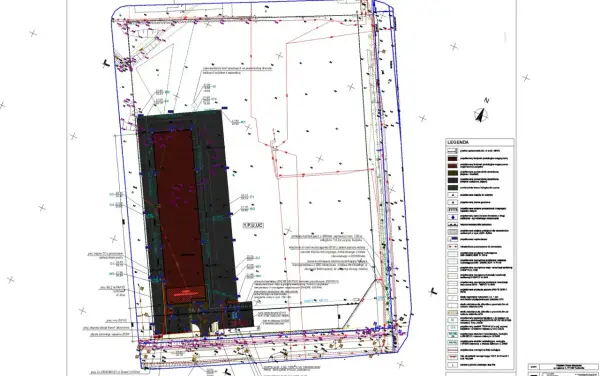 Plan zagospodarowania terenu z zaznaczonym zgłoszeniem pracy geodezyjnej, infrastrukturą podziemną i naziemną.