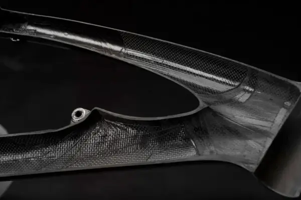 Wyjątkowa rama karbonowa, lekka i wytrzymała, w kontraście do tradycyjnej ramy aluminiowej.