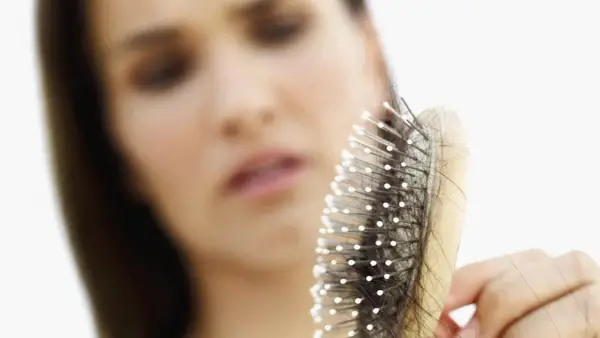 ¿Se me cae mucho el pelo cuando me lo lavo? Entiende por qué ocurre