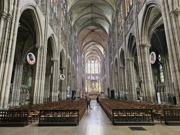 Bazylika Saint-Denis: Gotyk, królowie i praktyczny przewodnik