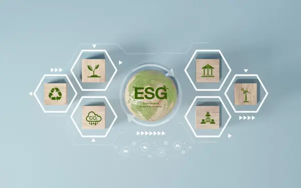 Grafika wyjaśniająca, esg co to jest: zielona ziemia z napisem ESG, otoczona ikonami symbolizującymi środowisko, społeczeństwo i ład korporacyjny.