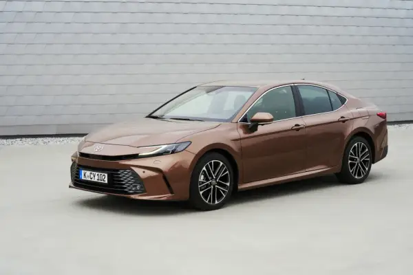 Nowa Toyota Camry - Spalanie, wersje i ceny. Czy warto ją wybrać?