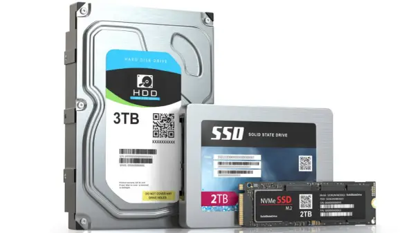 Un disque dur externe HDD 3TB, un SSD 2TB et un SSD NVMe M.2 2TB côte à côte.