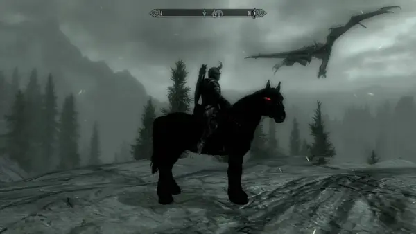 Mroczne bractwo Skyrim wyrusza na polowanie. Czarny koń z czerwonymi oczami i rycerz w zbroi pod osłoną mgły.