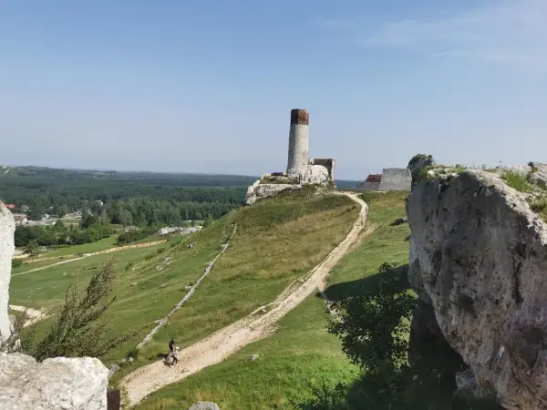Ruiny zamku na wzgórzu, idealne miejsce na spacer lub przejażdżkę rowerem. Trasy rowerowe Częstochowa oferują piękne widoki.