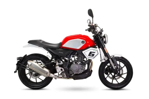 Stylowy motocykl Junak SC 125 V Max w czerwono-srebrnej kolorystyce, z numerem 6 na tabliczce.