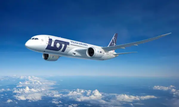 Boeing 787 Dreamliner LOT Polish Airlines, największy samolot pasażerski w Polsce, leci nad chmurami.