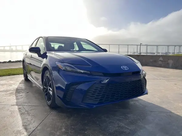 Toyota Camry Hybrid - Czy ten klasyczny sedan ma dziś sens?
