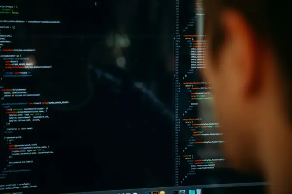 Kod programu, który może zawierać dane osobowe. Programista analizuje kod, dbając o bezpieczeństwo danych.