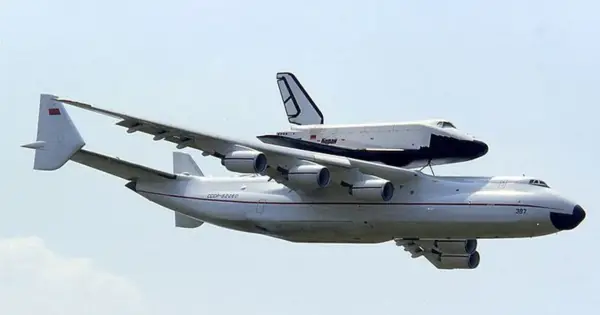 An-225 Mrija transportuje prom kosmiczny Buran. Ten gigantyczny samolot pasażerski waży 640 ton.