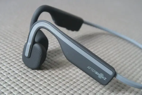 Słuchawki AfterShokz, idealne do jazdy na rowerze, bo słyszysz otoczenie.