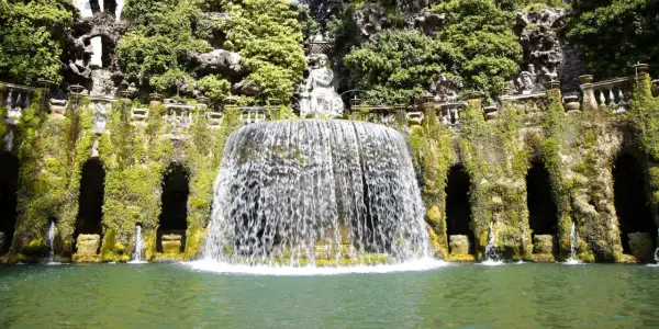 Magnifique cascade et statues dans un jardin luxuriant, une invitation à visiter Tivoli.