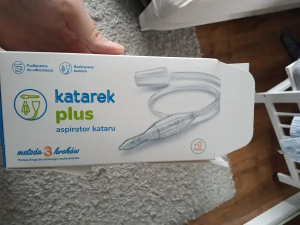 Katarek Plus, aspirator kataru podłączany do odkurzacza, dostępny w Rossmannie. Pomaga szybko oczyścić nosek dziecka.