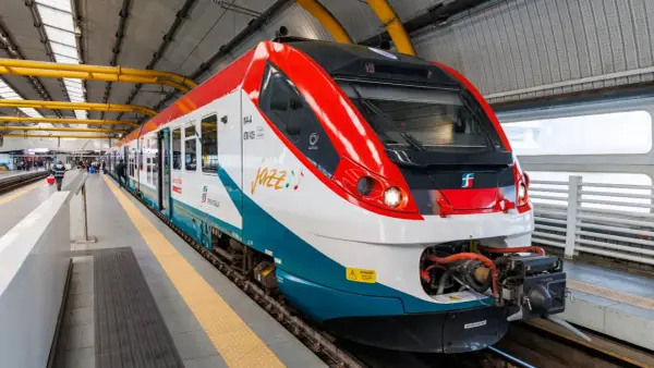 Treno Jazz di Trenitalia in stazione, pronto a partire da termini tiburtina.