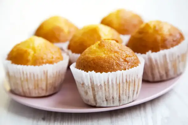 Wilgotne i puszyste muffinki na talerzu. Idealne na podwieczorek, według sprawdzonego przepisu.