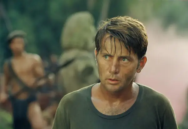 Martin Sheen w "Czas apokalipsy" obsada. Zmęczony żołnierz w dżungli, w tle inni żołnierze.