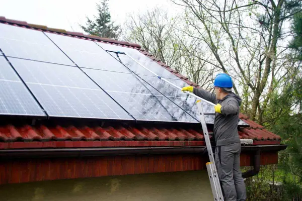 Comment le nettoyage des panneaux photovoltaïques booste leur efficacité