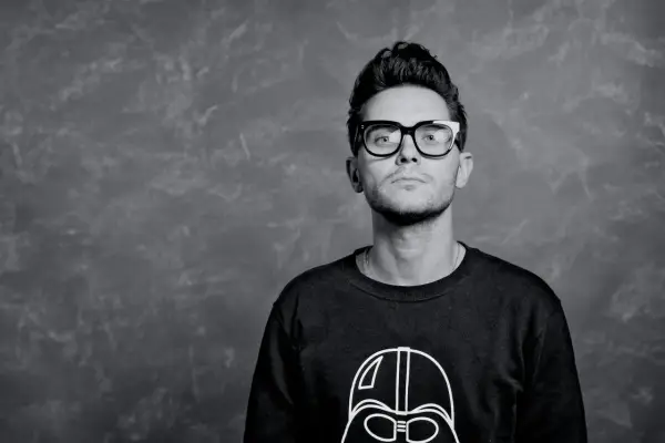 Tomasz Wasilewski, prezenter pogody, w okularach i bluzie z Darthem Vaderem. Ile ma lat?