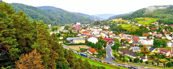 Muszyna, malownicze miasteczko otoczone zielonymi wzgórzami i górami.