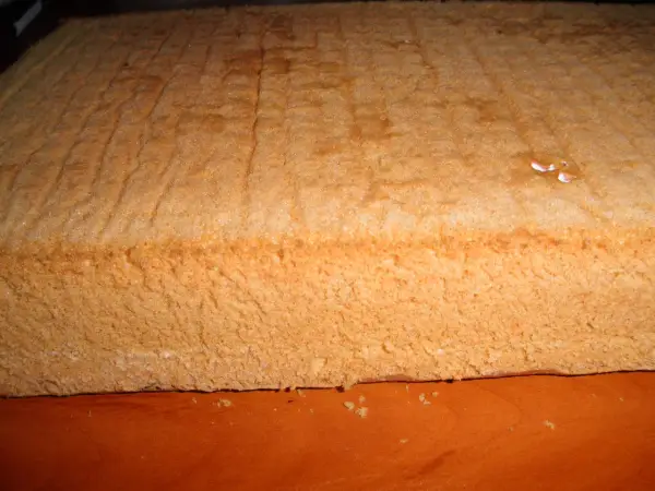 Puszysty biszkopt na dużą blachę, idealny do tortów i deserów. Przepis na puszysty biszkopt na dużą blachę.
