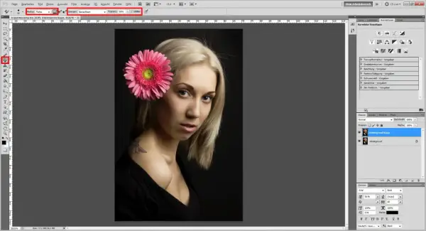 Frau mit rosa Blume im Haar, Photoshop-Werkzeuge für die **photoshop change color of object** sind sichtbar.