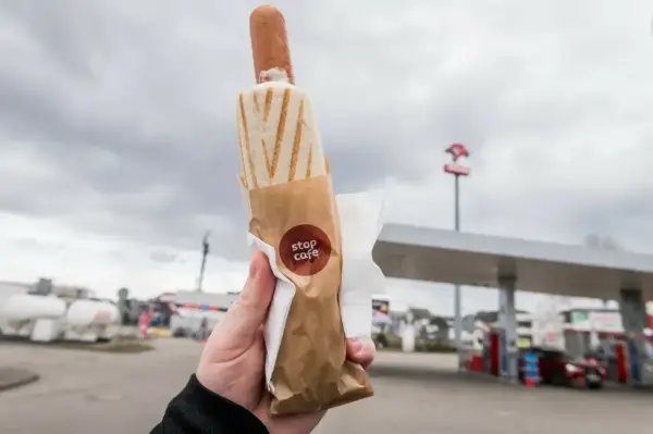 Pyszny hot dog z Orlenu, idealny na szybką przekąskę w podróży.