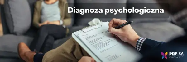 Psycholog diagnosta notuje podczas sesji. Na pierwszym planie dłoń pisząca na kartce, w tle siedząca osoba.