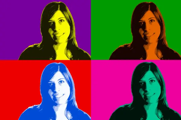 Retrato de mujer con efecto Andy Warhol en cuatro paneles de colores vibrantes: morado, verde, rojo y rosa.