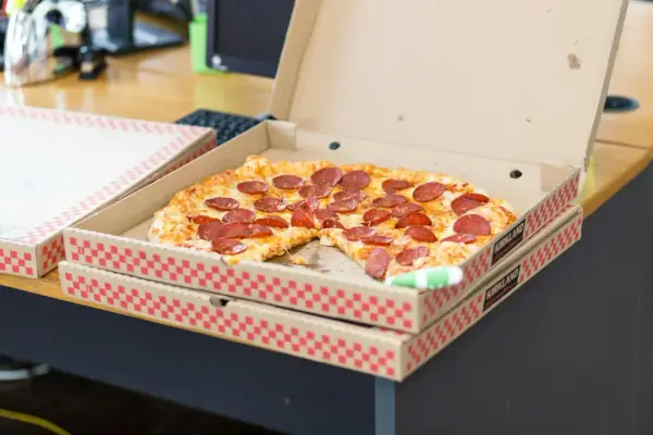 Dwie pizze pepperoni w pudełkach, idealne na promocję 2 pizze w cenie 1.
