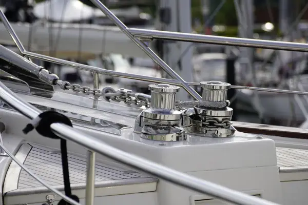 Deux winches chromés sur un bateau, prêts à hisser la chaîne de l'ancre. Le schema guindeau est bien visible.