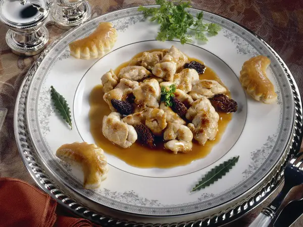 Un délicieux sauté de veau aux champignons, servi avec des feuilletés. Quel vin avec un sauté de veau aux champignons ? Un vin blanc sec ou un rouge léger.