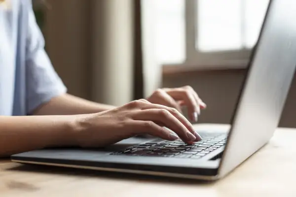 Recenzja jednej z popularnych platform rozrywkowych online: cechy serwisu, najlepsze gry i mechanizmy bonusowe