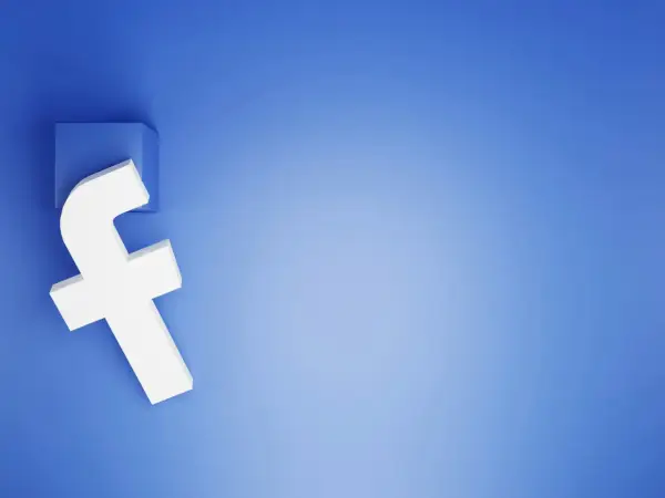 Biała litera "f" na niebieskim tle, symbolizuje Facebooka. Dowiedz się, jak odzyskać konto na FB, gdy je stracisz.