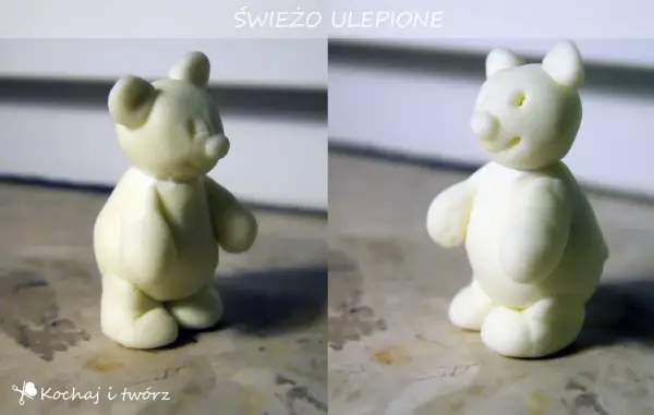 Dwa urocze, białe misie z masy porcelanowej, świeżo ulepione, czekają na swoje nowe życie.