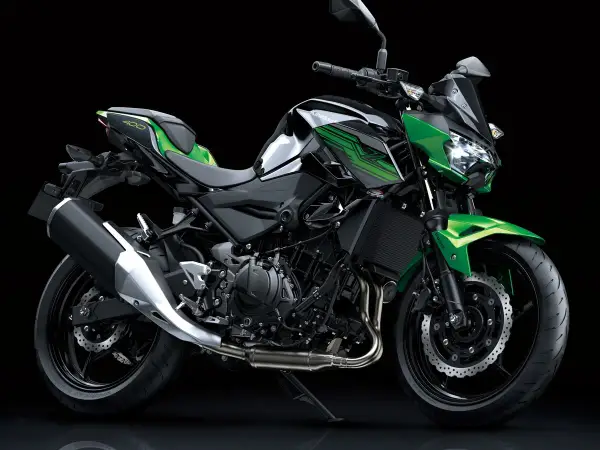 Kawasaki Z400 cv verde y negra, lista para la aventura.