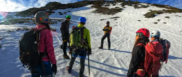 Grupo de montañistas listos para ascender al pico mas alto Pirineos. Nieve, sol y aventura.