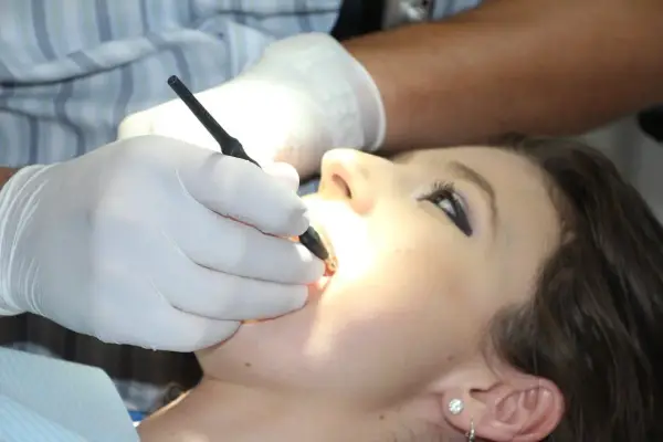 Dentysta wykonuje piaskowanie zębów. Sprawdź piaskowanie zębów cenę i zadbaj o piękny uśmiech.