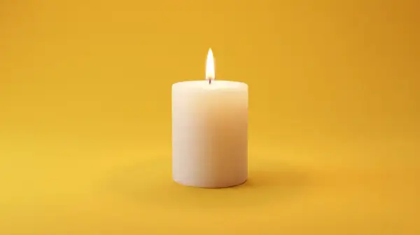 Brennende Kerze auf gelbem Hintergrund. Sie symbolisiert Hoffnung und Trost, was bei der Frage nach dem welcher pflegegrad bei palliativ wichtig ist.