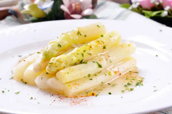 Asperges blanches tendres nappées d'une sauce légère, parsemées d'herbes et d'une touche de paprika. Un délice de mousseline asperge.