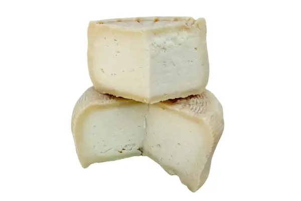 Due fette di formaggio, una sopra l'altra, con una crosta rigata. Quale preferisci: meglio formaggio di capra o pecora?