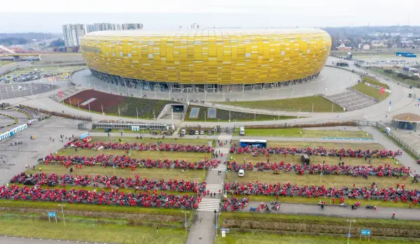 Tysiące motocyklistów w strojach Świętego Mikołaja zlotuje pod PGE Areną, jednym z największych stadionów w Polsce.