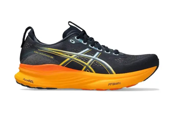 Czarny but biegowy Asics GEL-Kayano 32 z pomarańczową podeszwą. Asics to znana firma produkująca sprzęt sportowy.