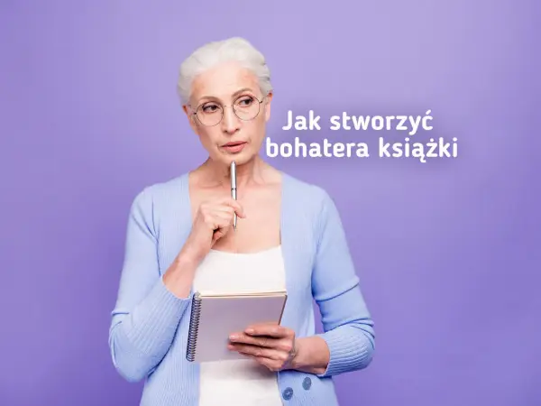Kobieta z notatnikiem i długopisem zastanawia się, jak przygotować arkusz postaci przed pisaniem książki.
