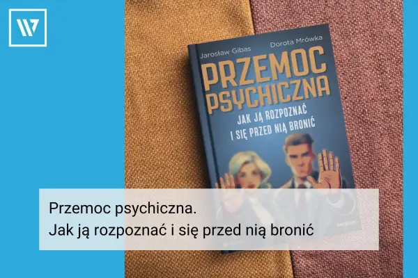 Książka "Przemoc psychiczna. Jak ją rozpoznać i się przed nią bronić" na tle tkanin. Pomaga zrozumieć i walczyć z mgłą mózgową.