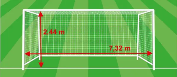 Bramka piłkarska z wymiarami: wysokość 2,44 m, szerokość 7,32 m.